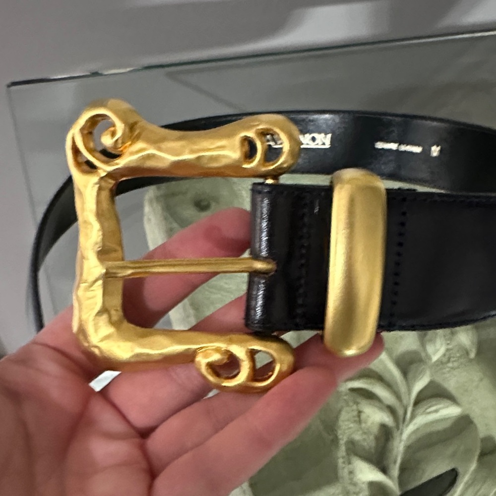 Avignon Elegant Leather Black Belt with Gold Buckle - Picture 2 of 6